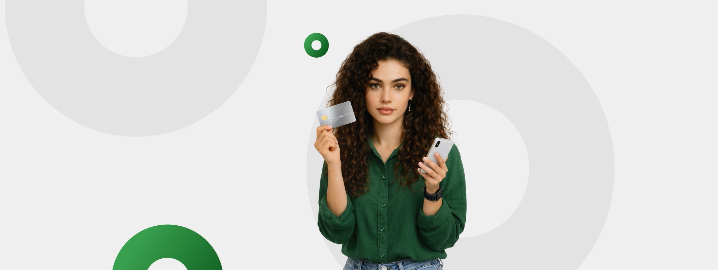 Tânără cu telefon mobil și card bancar în mână, ilustrând accesul rapid la informații despre credite online și opțiuni de finanțare